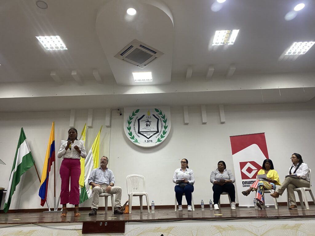 Expositores durante el conversatorio.