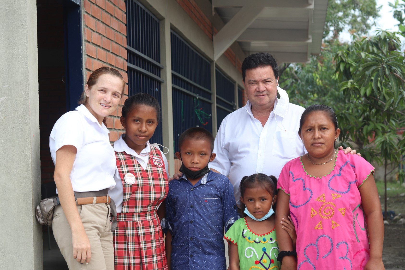 *Personal del área de Relaciones con la Comunidad con una de las familias beneficiadas de la I.E. La Francia, en Ciénaga, Magdalena.