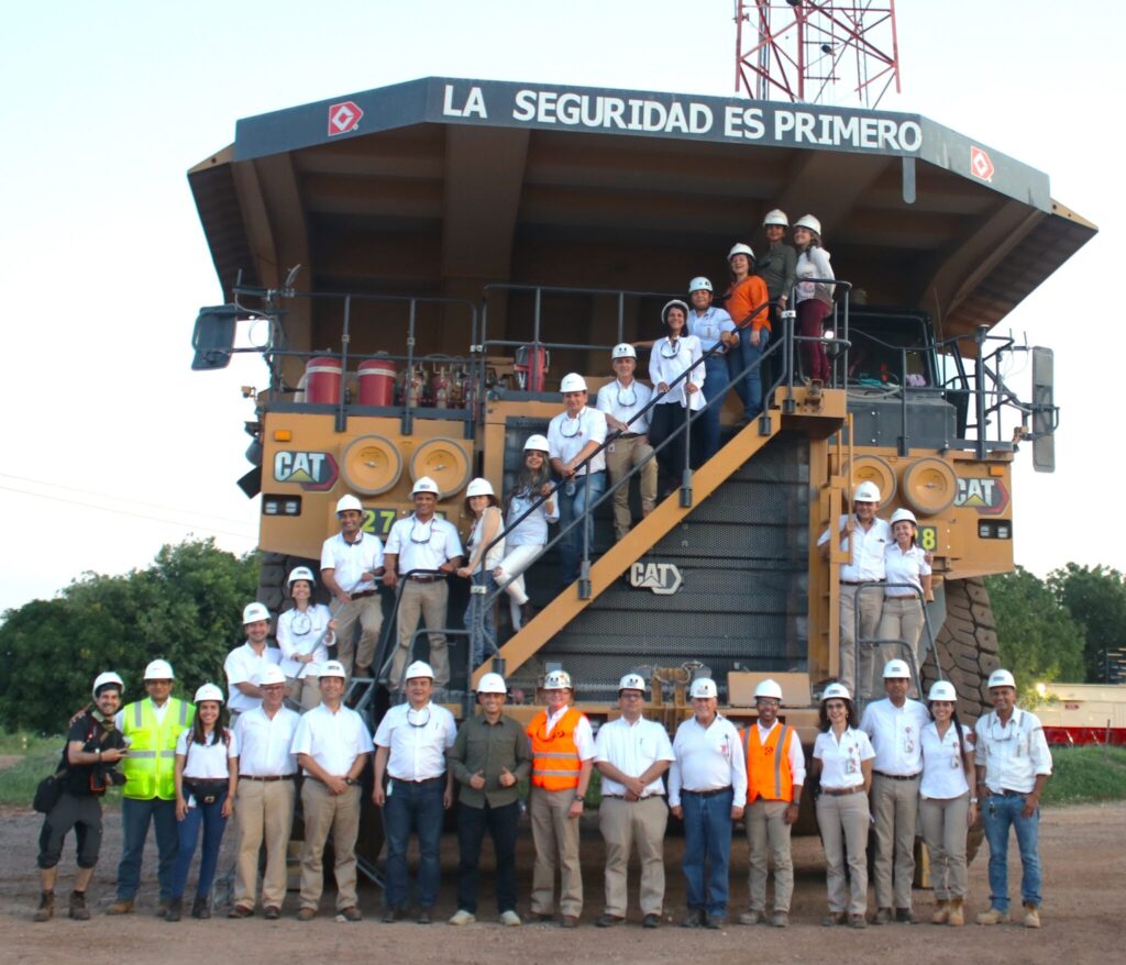 Ministra de minas y energía, Irene Vélez, y presidenta de la Agencia Nacional de Hidrocarburos, Clara Guatame, junto a su equipo de trabajo, y personal de Drummond Ltd.