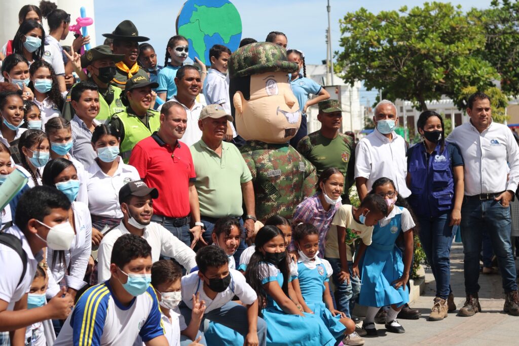 Nuestro supervisor ambiental, John Encinales, junto al alcalde de Ciénaga, Luis Alberto Tete Samper y la comunidad local que participó en el evento.