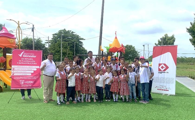 *Boys and girls of the township of Estación Lleras during the official presentation of one of the agro-tourism Project locations.