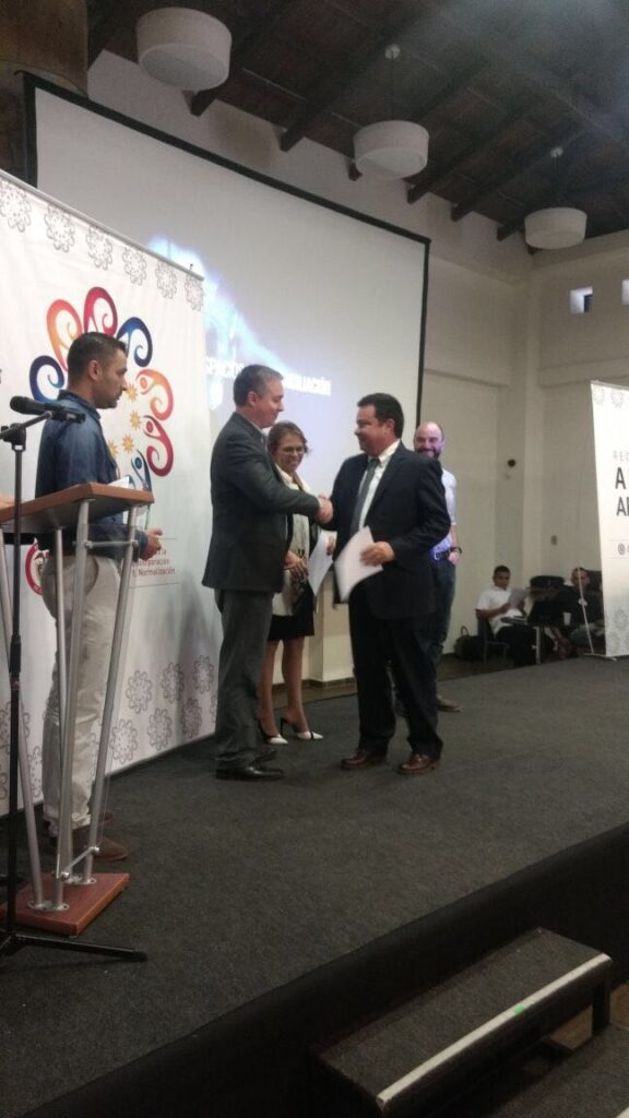 Alvaro Daza recibiendo reconocimiento de la ARN