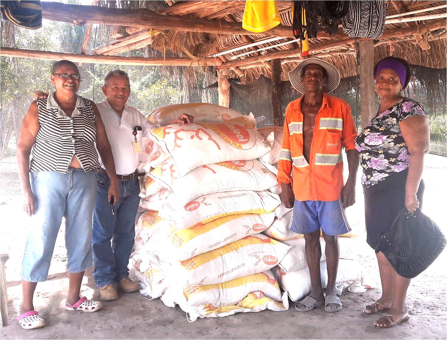 *Beneficiados del proyecto de Implementación de Unidades de Negocio para Familias Rurales del corregimiento de Boquerón junto al coordinador de Relaciones con la Comunidad de Drummond Ltd., Rafael Antonio García Gutiérrez.