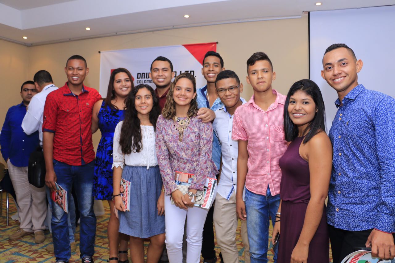 Los beneficiados durante ceremonia de becas 2017. 