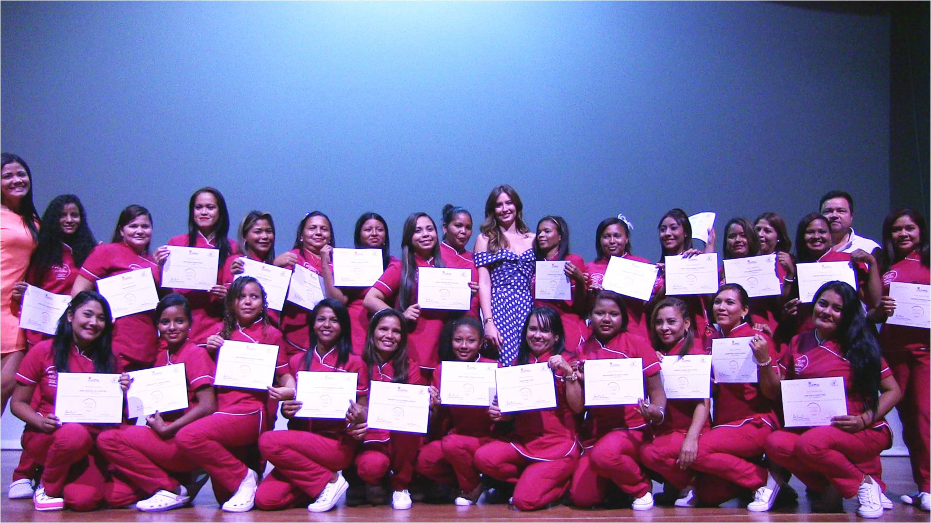  Mujeres de Ciénaga y Cordobita en el Teatro Cajamag Pepe Vives Campo, durante la ceremonia de clausura y la certificación del programa ‘Belleza por un Furturo’.