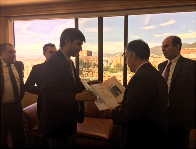 Representante de SGS en el momento en que le entrega las certificaciones al Presidente de Drummond Ltd. José Miguel Linares.