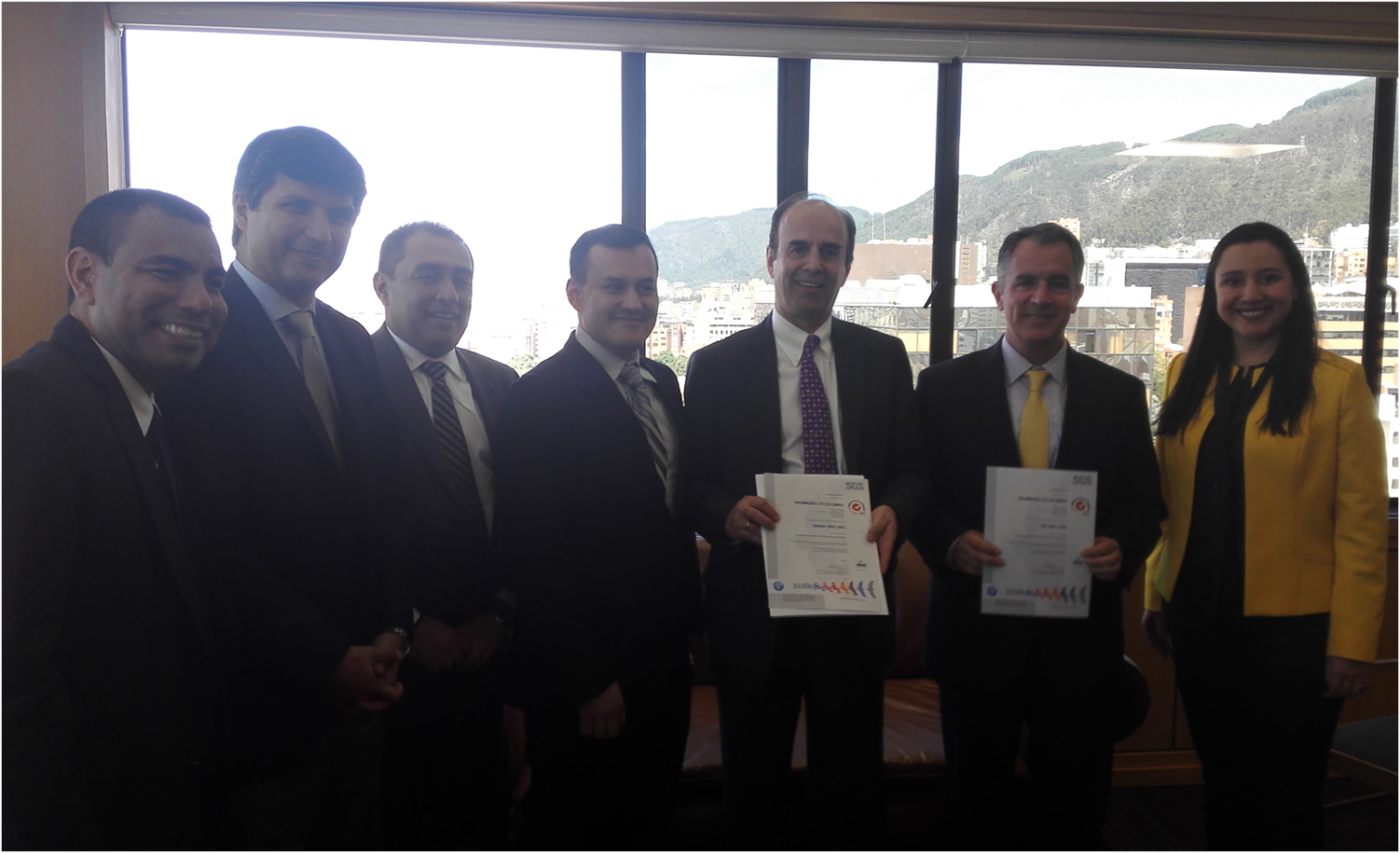 José Miguel Linares, presidente de Drummond Ltd,. y Alfonso Rubiano, Gerente de Planeación y Desarrollo de la División de Hidrocarburos de la compañía, reciben de parte de Ivan Domínguez y su equipo en SGS las certificaciones ISO 14001 y OHSAS 18001.