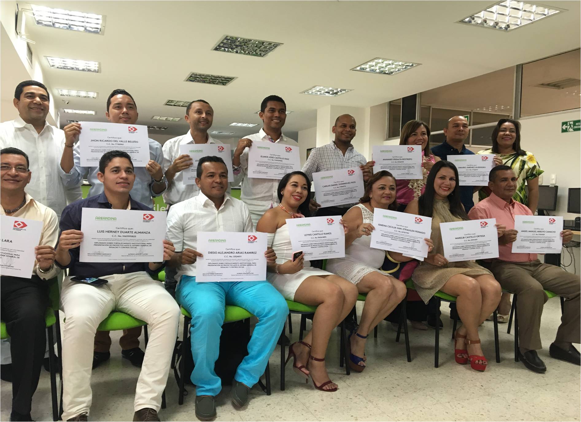*Funcionarios de los diferentes municipios mineros posaron sonrientes con el diploma.