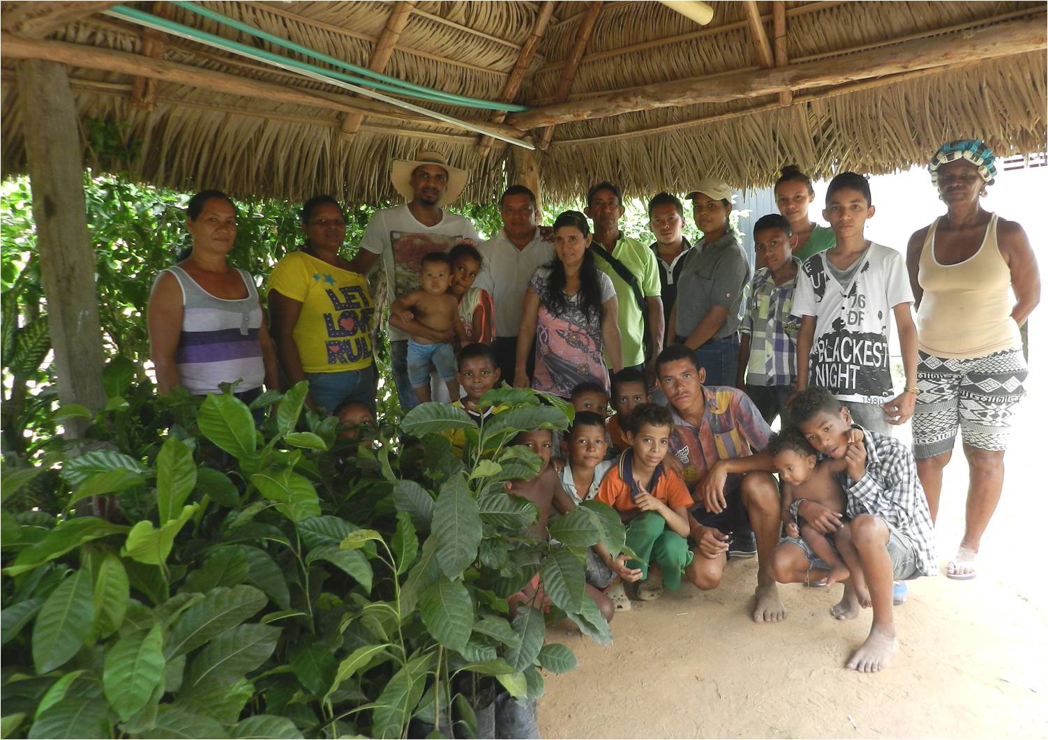 Equipo de Drummond Ltd., concejal y habitantes del barrio Álamos del Norte en la entrega de árboles en La Loma – Cesar.