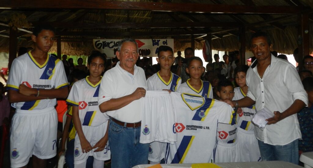 Rafael García Coordinador de Relaciones con la Comunidad de Drummond Ltd. en el Cesar junto con los niños de la Escuela de Fútbol y Franco Mojica fundador de la escuela que lleva su nombre.