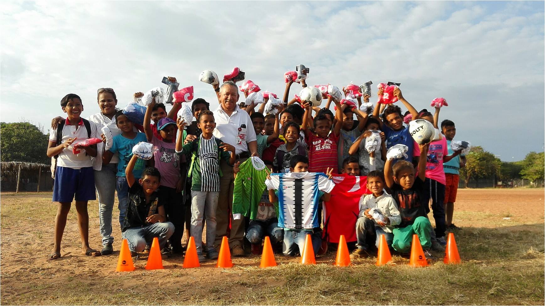 En aras de ratificar su compromiso con las comunidades y dentro de su programa de Fortalecimiento Comunitario, Drummond Ltd. brindó su apoyo a 2 fundaciones deportivas dedicadas a niños y jóvenes entre 7 y 17 años del corregimiento de La Loma, proveyéndoles los implementos necesarios para la ejecución de sus actividades.