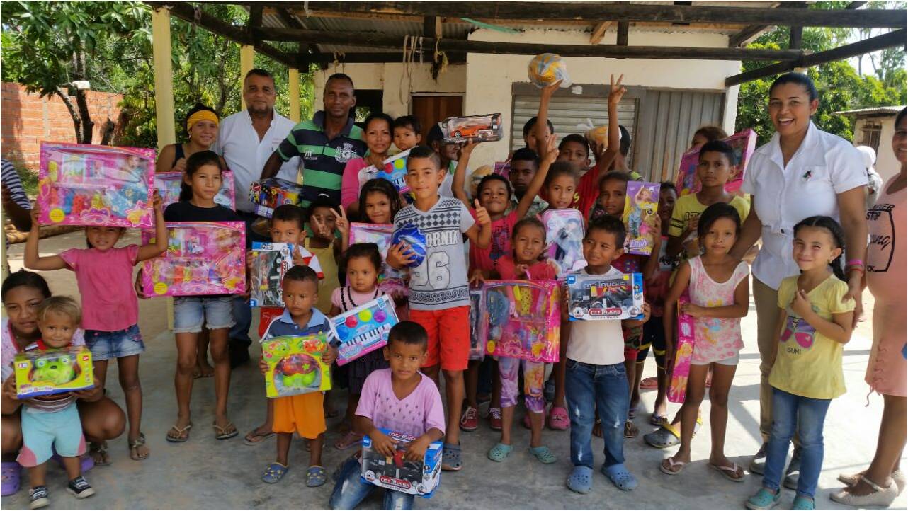 *Niños del barrio La Esperanza de la comunidad de La Aurora en la entrega de regalos de Navidad.