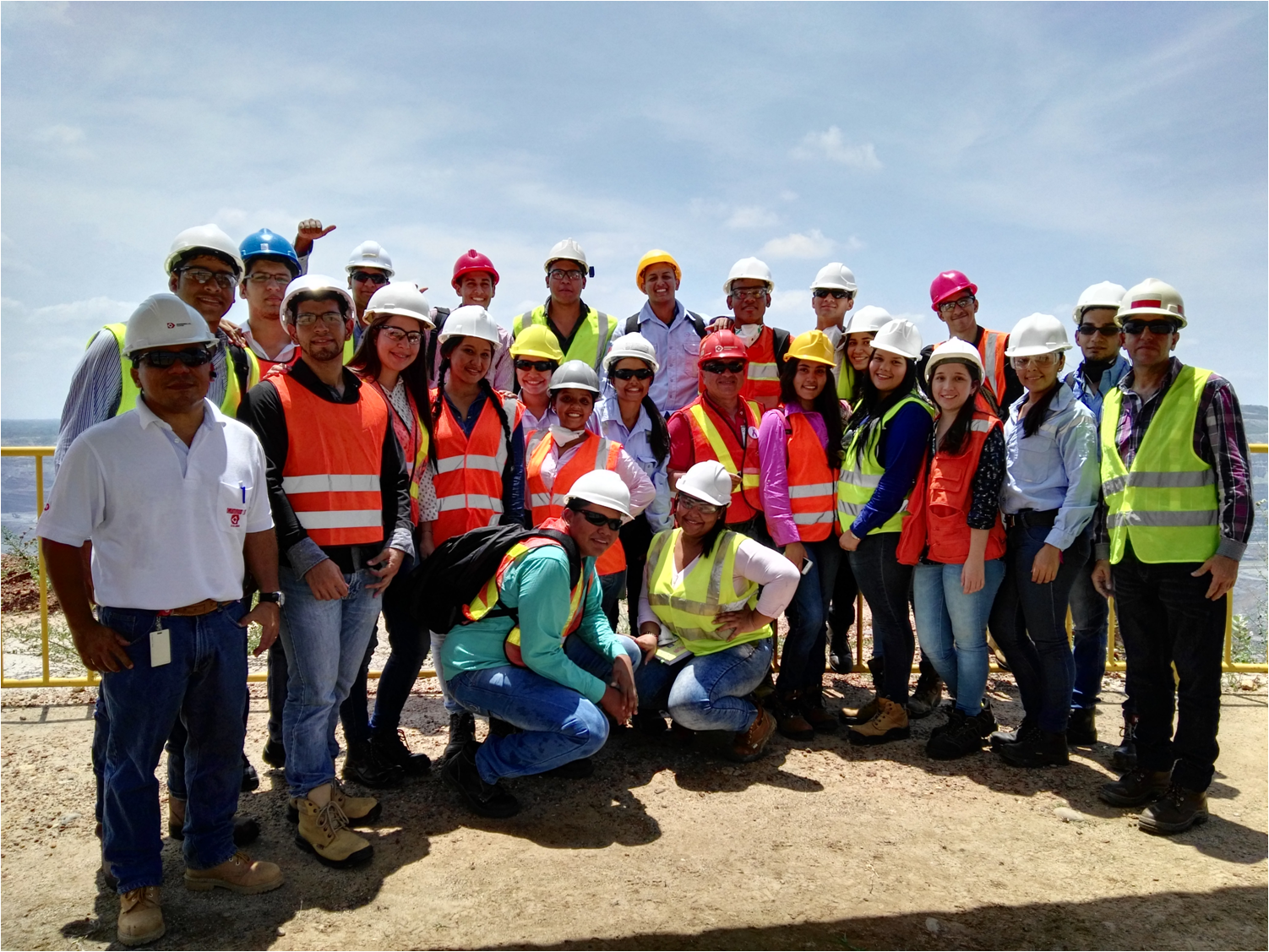 *Estudiantes de Ingeniería Minera de la Fundación Universitaria del Área Andina sede Valledupar, en compañía del Asistente de Comunidades de Drummond Ltd., Leonardo Armenta; el docente Washington Roso, y Eulises Cárdenas, Director de Seguridad Industrial.