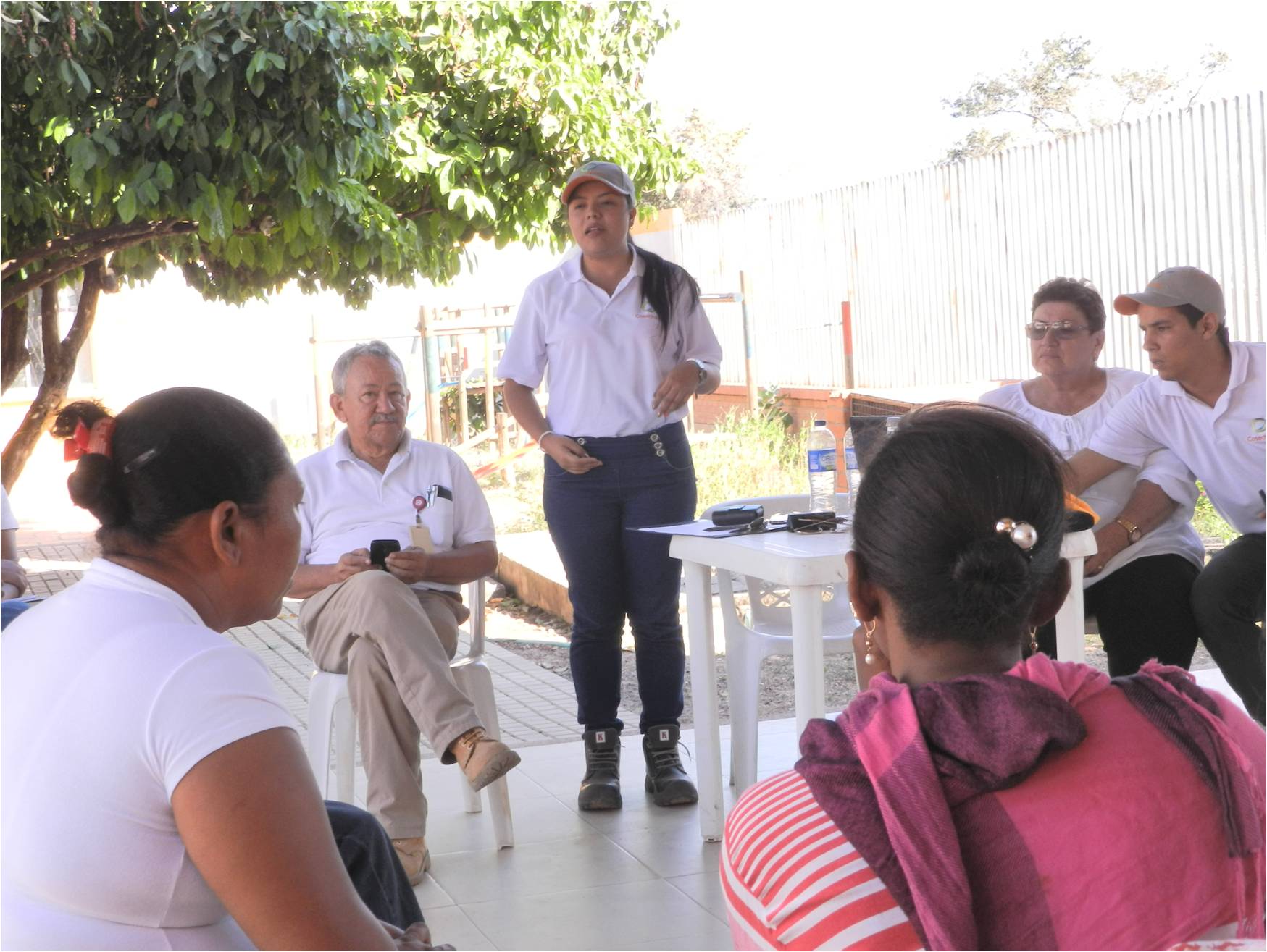 *Rafael García, Coordinador de Relaciones con la Comunidad de Drummond Ltd. en el Cesar, junto a funcionarios de la contratista Cosecharte y la veterinaria Luz Estella Cortéz.