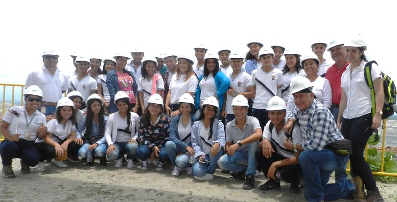 *Students and teachers from the Angela Maria Torres IED, in company of Drummond Ltd. employees
