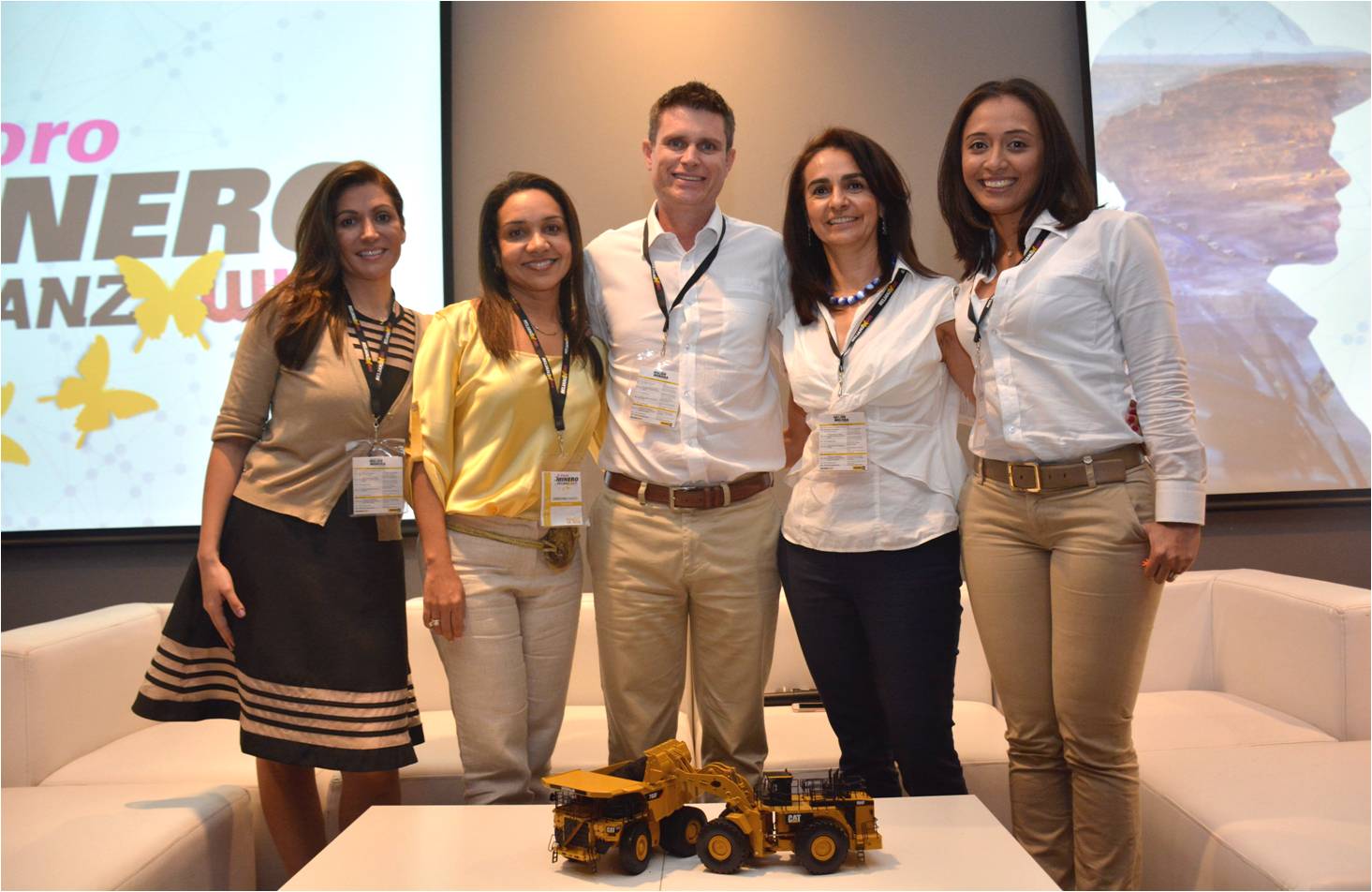 El Presidente de Relianz Mining Solutions, Martin Briggs, junto a las participantes del Foro, Johana Romero, Mining Technology Caterpillar; las representantes de Drummond Ltd., Carolina Parodi, Claudia Marcela Rivas y la Gerente Comercial de Relianz Mining Solutions, Cheryl Velázquez, también moderadora del Foro.