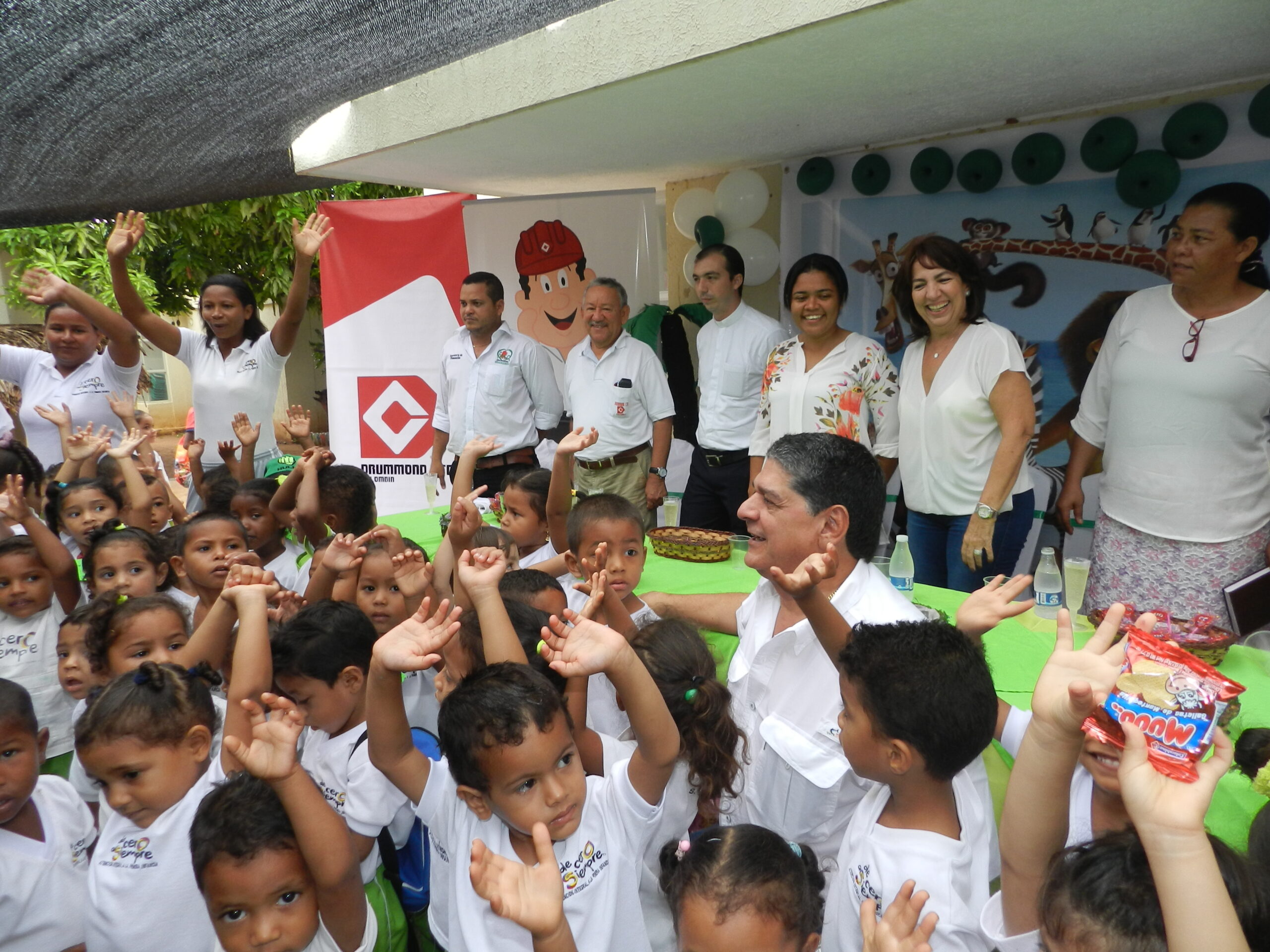 *Funcionarios de Drummond Ltd., comparten con niños del CDI Mis Primeros Días y Mis Primeros Pasos en la inauguración de obras. 
