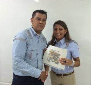 Uno de los nuevos operadores recibiendo su certificación