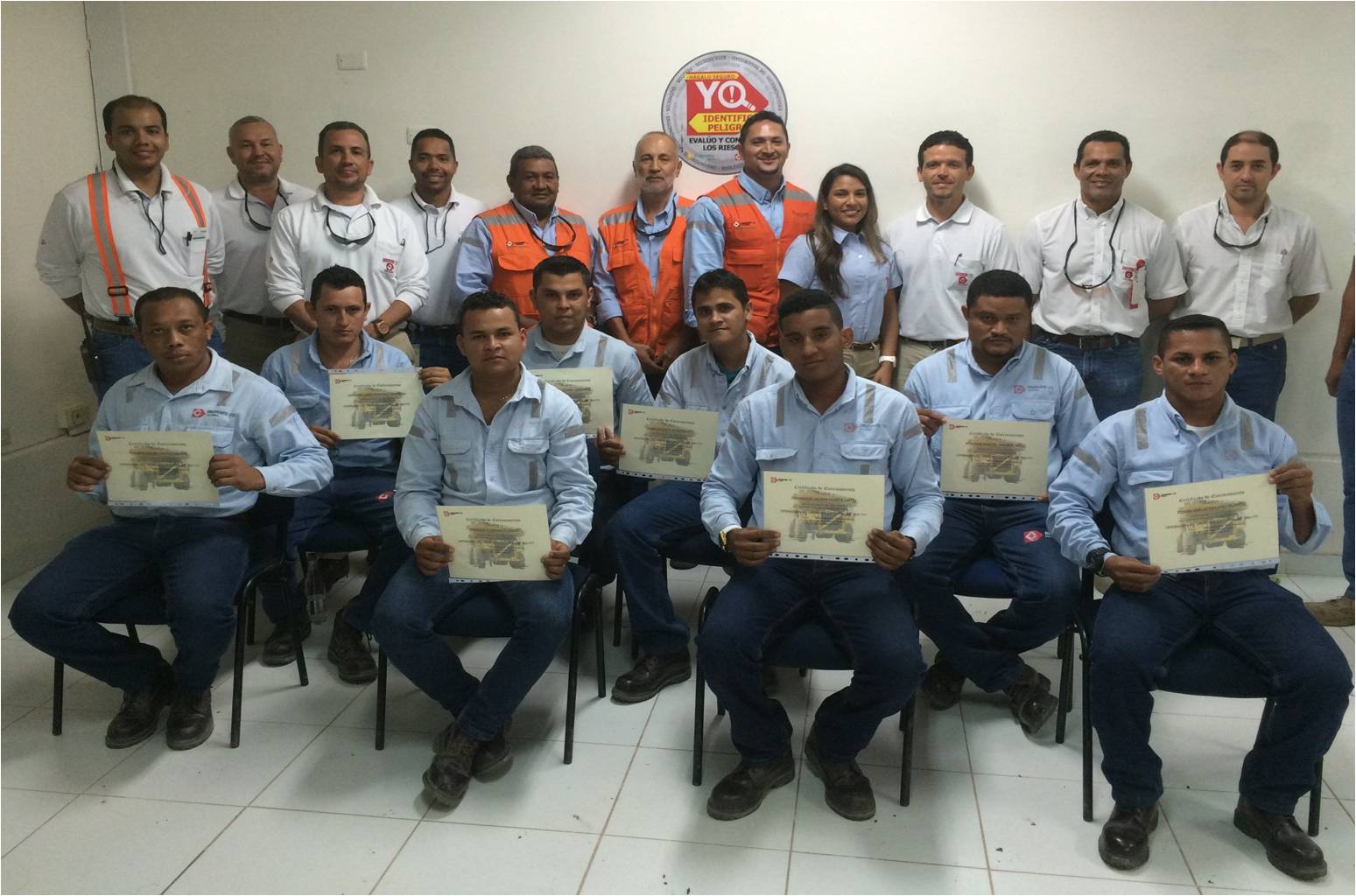 Parte del grupo de aprendices de camión minero certificados por la Compañía