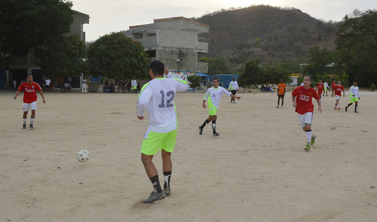 *En la fotografía Equipo de empleados de Drummond Ltd., y Equipo Glorias del Fútbol Unión Magdalena jugando en el barrio Garagoa de Santa Marta.