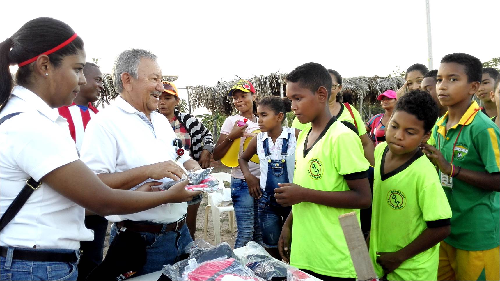 Rafael García, Coordinador de Relaciones con la Comunidad de Drummond Ltd. haciendo entrega de dotación a los niños del Sporting Chiriguaná.