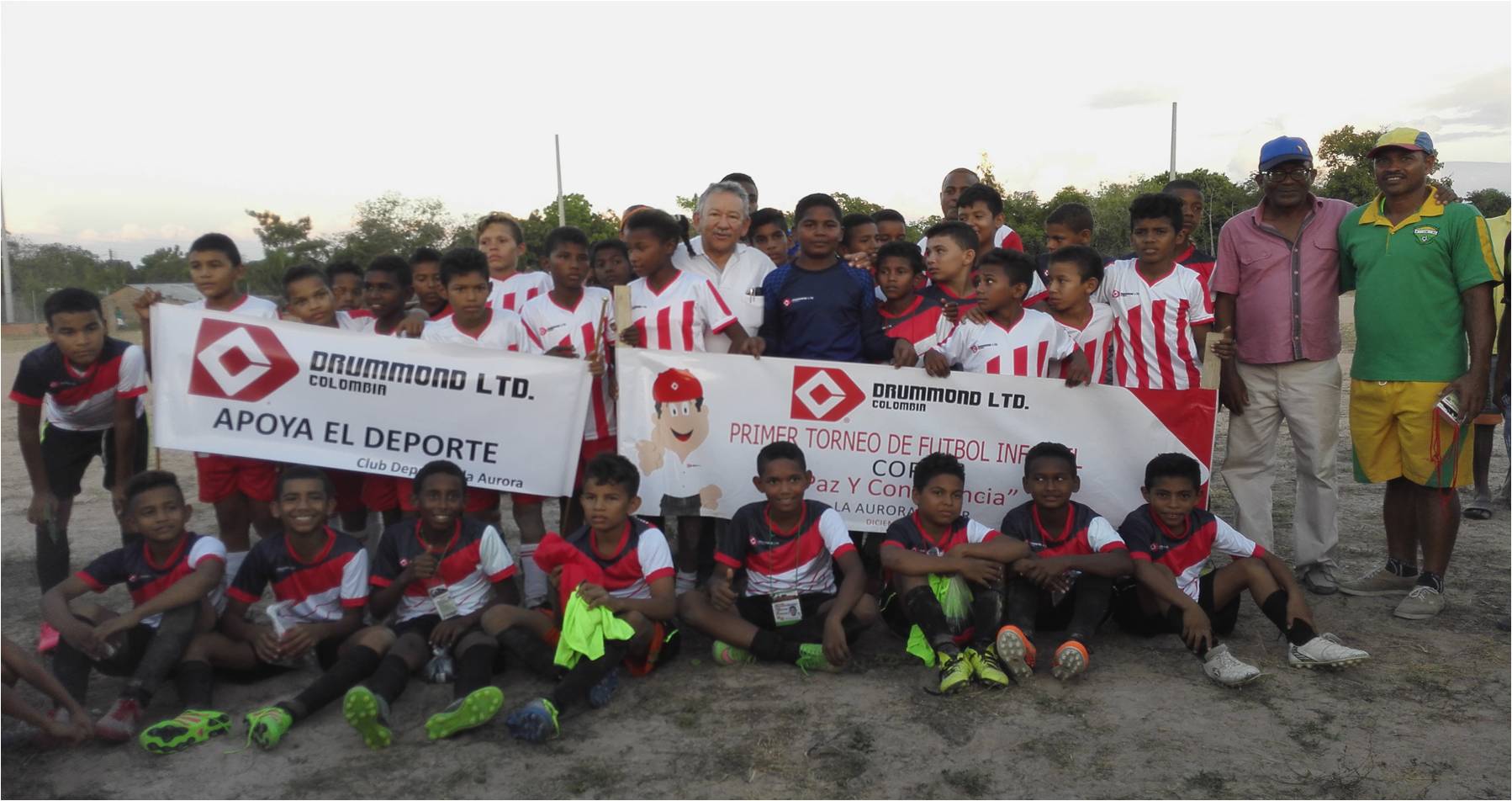 *Rafael García, Coordinador de Relaciones con la Comunidad de Drummond Ltd. en el Cesar, junto a los campeones y subcampeones del torneo “Paz y Convivencia”.
