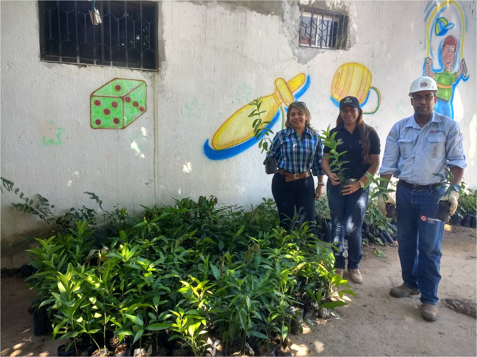 *En la foto La Alcaldesa de La Jagua de Ibirico Yarceli Rangel, la Secretaria de Medio Ambiente Ranmisol García y el auxiliar ambiental de Drummond Ltd. Julio Hernández.