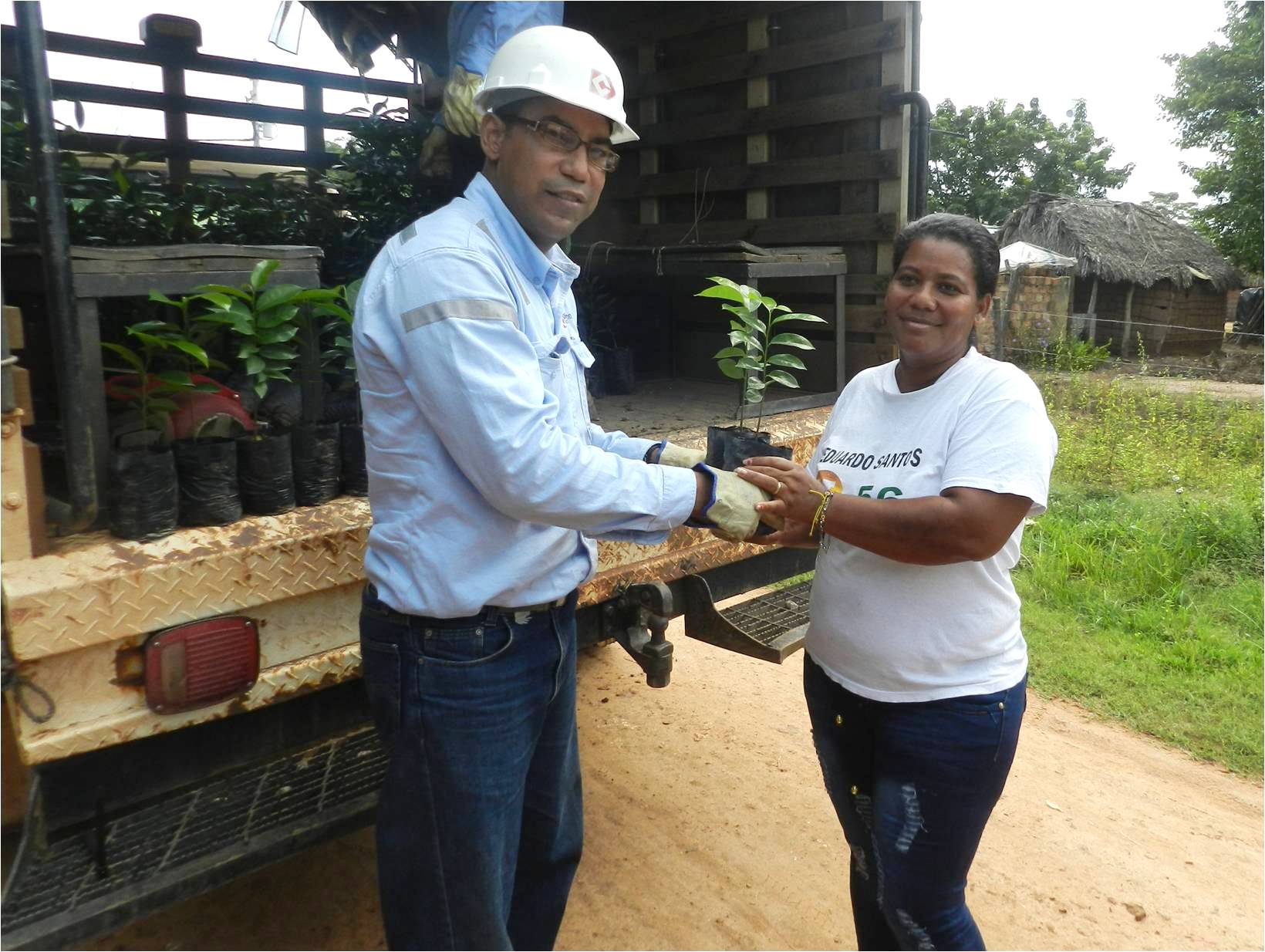 La presidenta de la Junta de Acción Comunal del barrio La Esperanza, Bety Mejía Gamarra, junto a Julio Cesar Hernández Padilla, Auxiliar Ambiental de Drummond Ltd.