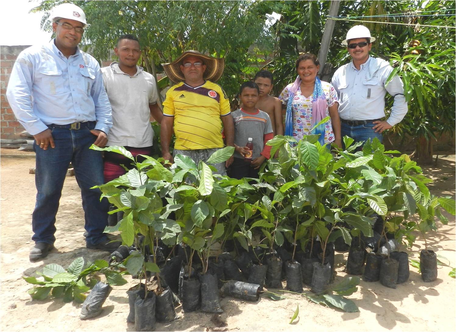 *Integrantes del Departamento Ambiental de Drummond Ltd. junto a habitantes del barrio 8 de Diciembre del corregimiento La Loma.