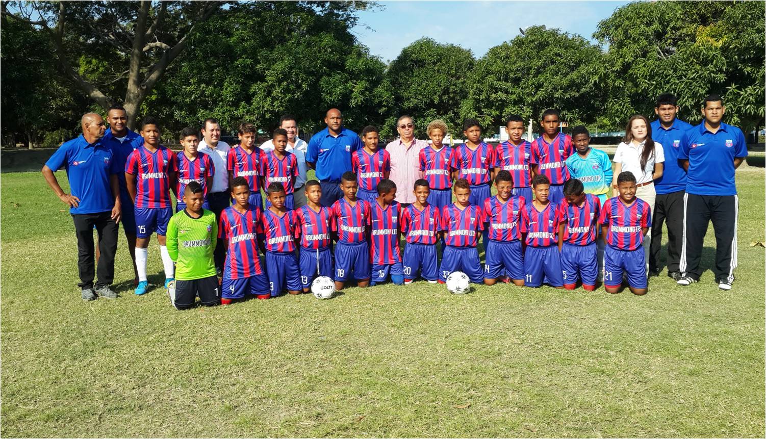 La Selección Magdalena Infantil de Fútbol luciendo uniforme de competencia otorgado por Drummond Ltd.