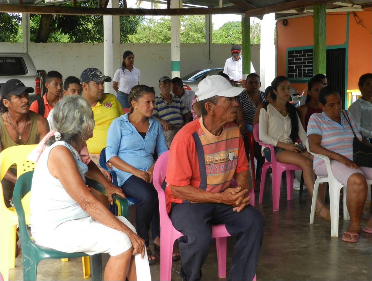 *Representantes de Drummond Ltd. en socialización del proyecto de mejoramiento del servicio de agua a los habitantes de La Aurora.