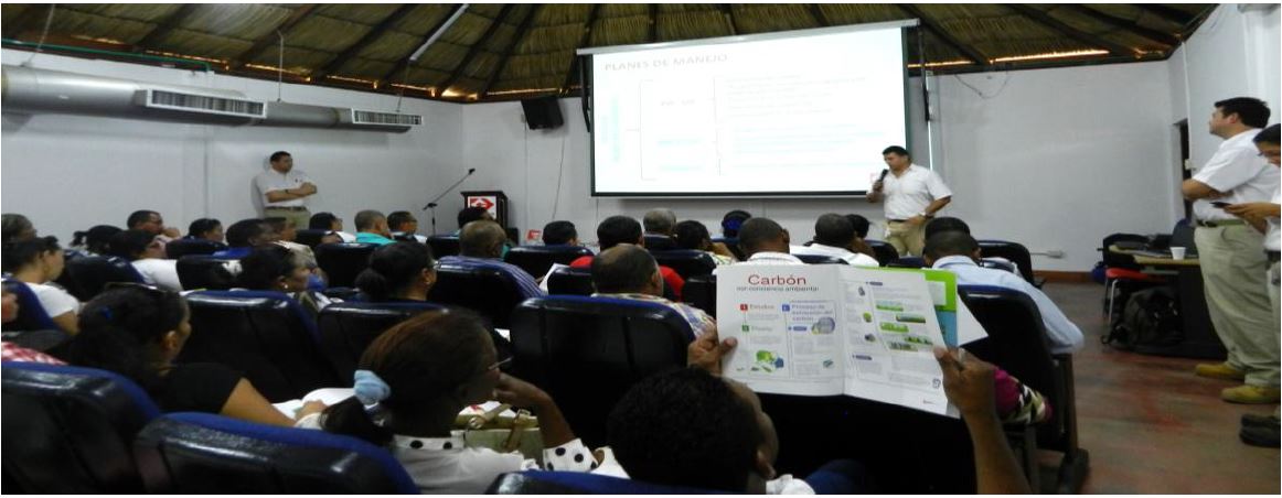 *En la fotografía: Juan Carlos Pineda, integrante del Departamento Ambiental de Drummond Ltd. en reunión de socialización con habitantes del municipio de Chiriguaná, Cesar.