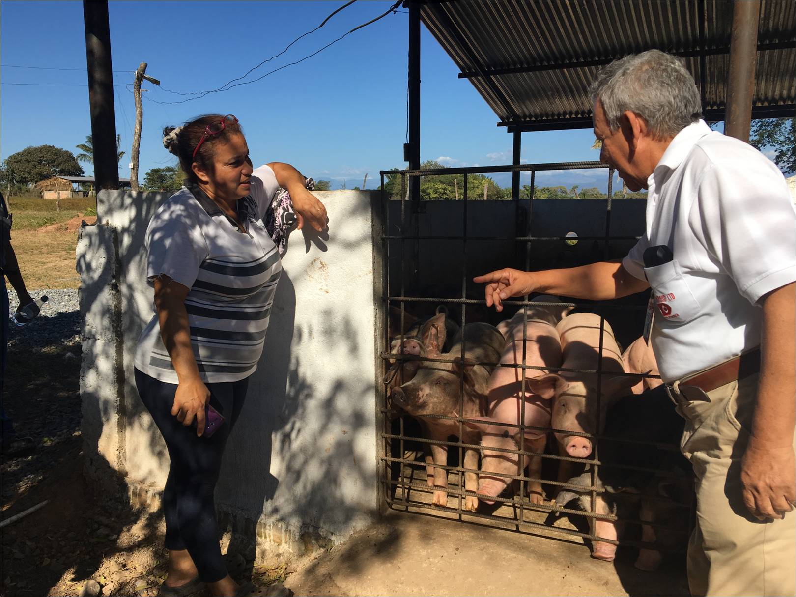 En la foto: Digna Emérita Reales Díaz, representante de la asociación ASPROSEMBO y el Ingeniero Rafael Antonio García, coordinador del Departamento de Relaciones con la Comunidad de Drummond Ltd.