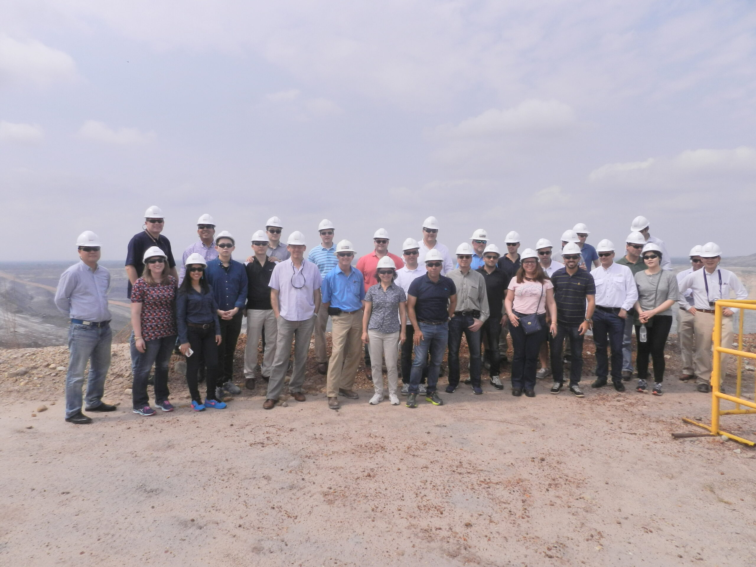 *En la fotografía: Asistentes de Coal Conference observaron la actividad minera desde el mirador Rampa 7 en compañía del Vicepresidente de Operaciones de Drummond en Colombia, Ron Damron. 