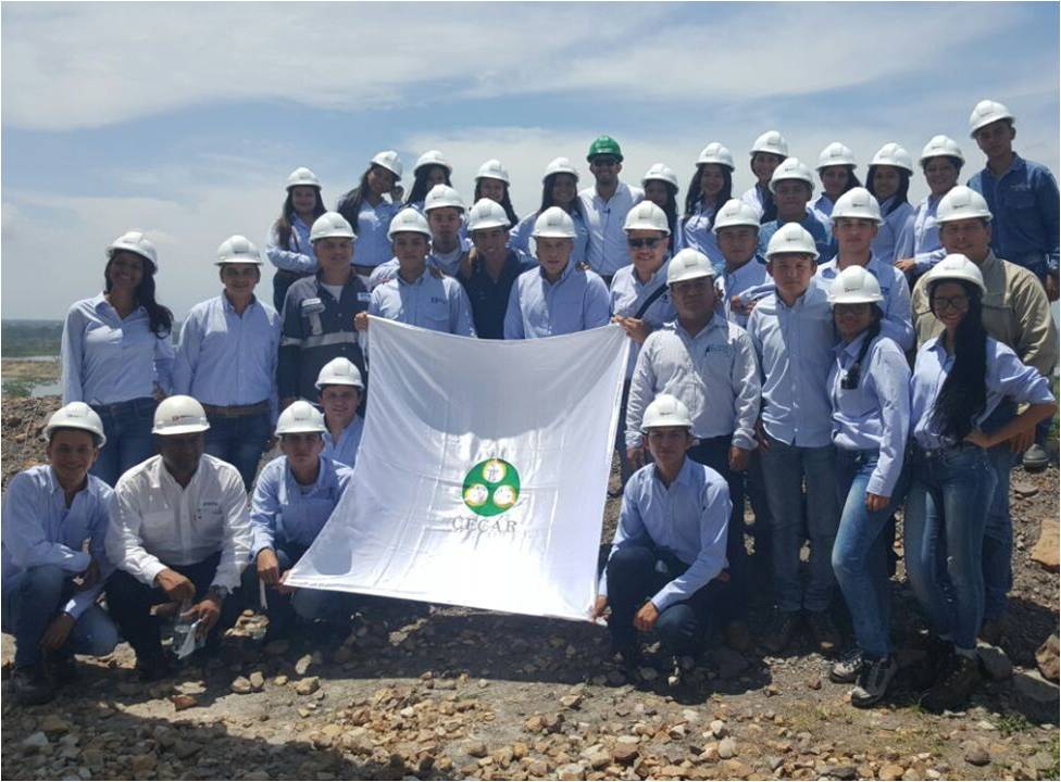 Estudiantes de Ingeniería Industrial de la Corporación Universitaria del Caribe - CECAR, en compañía del Analista Ambiental de Drummond Ltd., Iván Alberto Fonseca Medina.