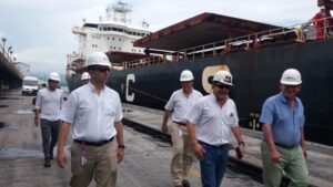 Los visitantes durante su recorrido por el Sistema de Cargue Directo en Puerto Drummond.