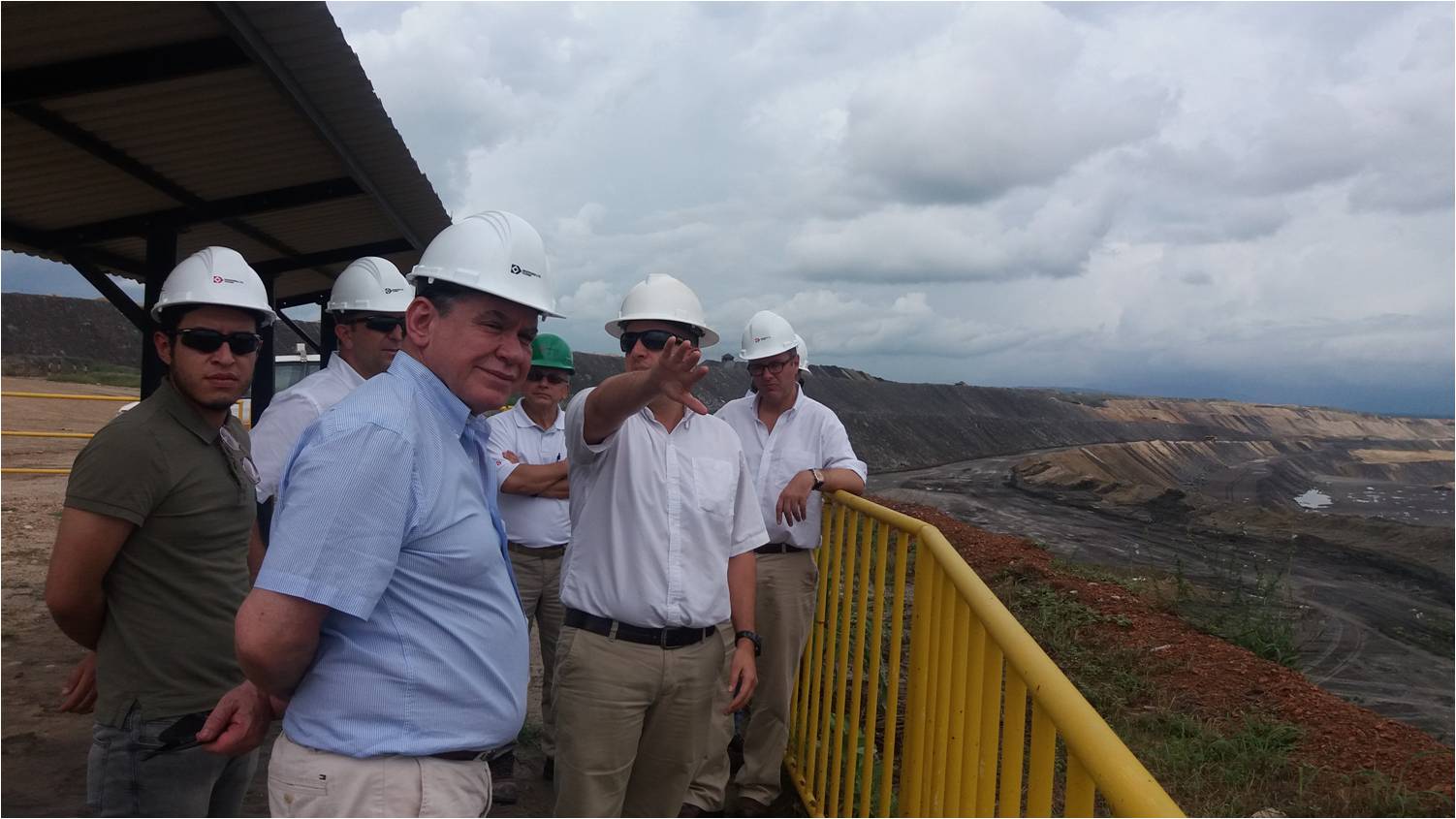 *León Valencia y Alexander Riaño de la Fundación Paz & Reconciliación conociendo la operación de Drummond Ltd. En esta fotografía reciben la información de parte de Paul Klee del Departamento de Ingeniería de la compañía.