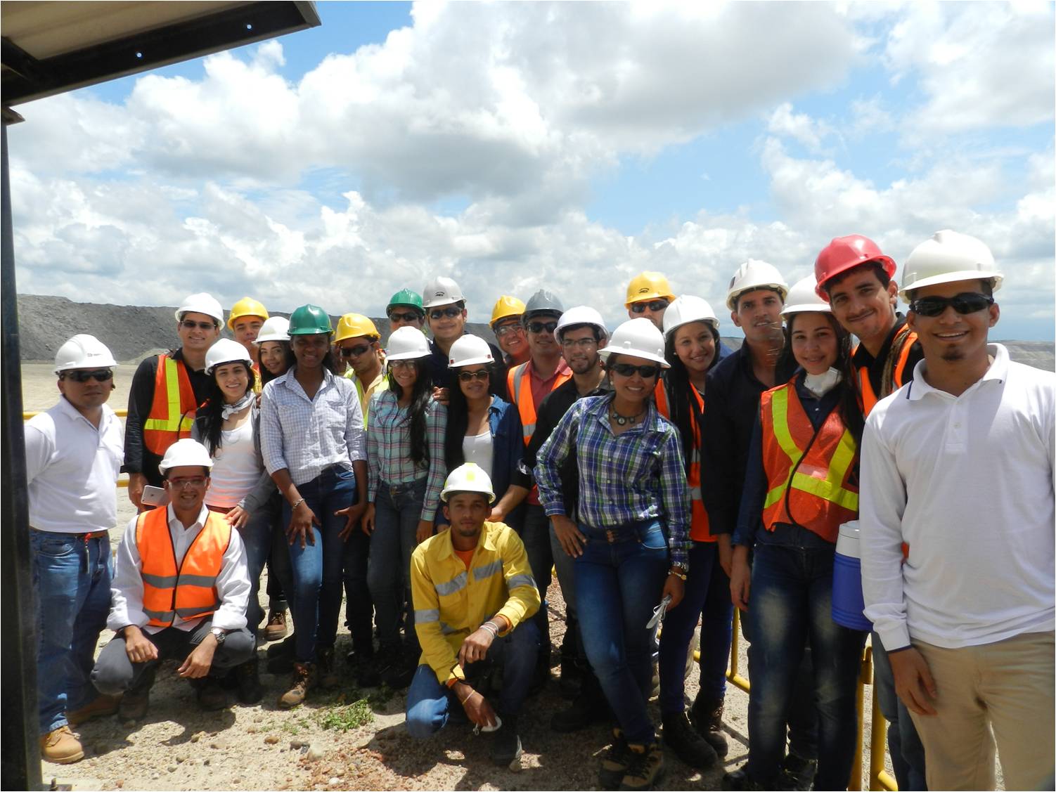 *Estudiantes de Ingeniería de Minas de la Fundación Universitaria del Área Andina en compañía de personal administrativo de Drummond Ltd. en el mirador Rampa 7.