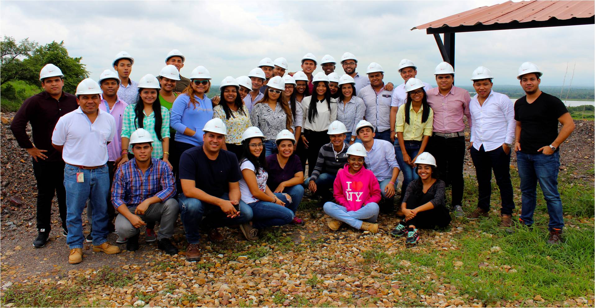 Jóvenes de la Universidad de la Costa en el mirador de rampa 7.