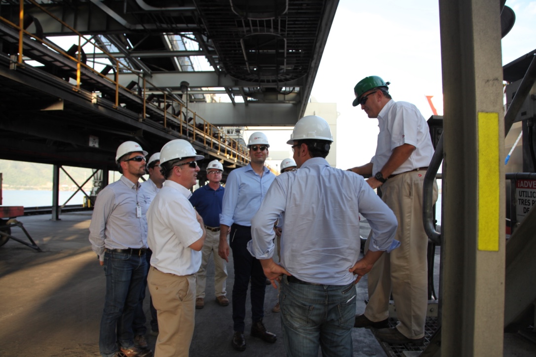 Miembros de Enel, clientes de Drummond, durante su recorrido por el muelle de cargue directo.