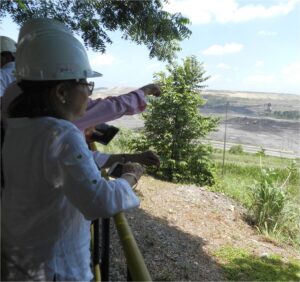 * Visitantes observando el proceso de carga del carbón en el área de Load Out.