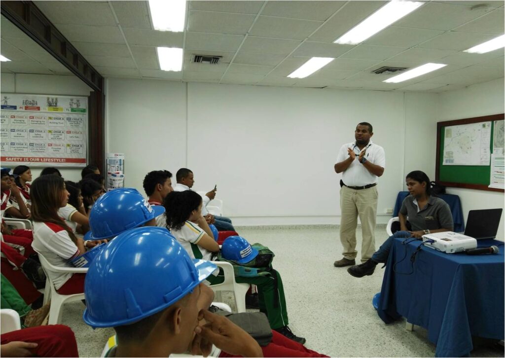 *Estudiantes de 11º grado de la Institución Educativa José Guillermo Castro Castro de La Jagua de Ibirico, en la socialización de temas ambientales.