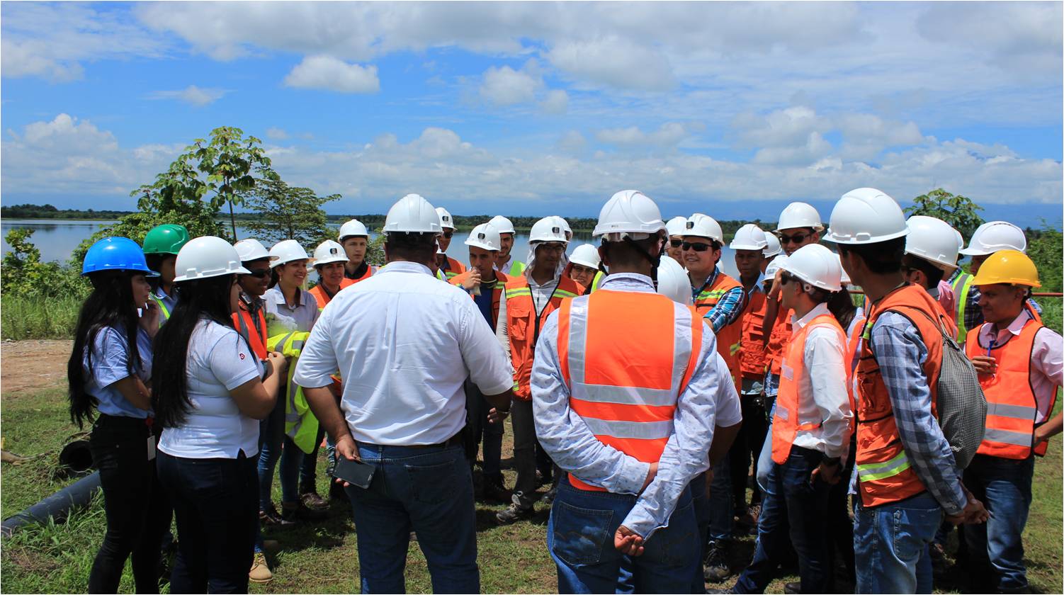 *Estudiantes de la Universidad Nacional sede Medellín en compañía de personal de Drummond Ltd.