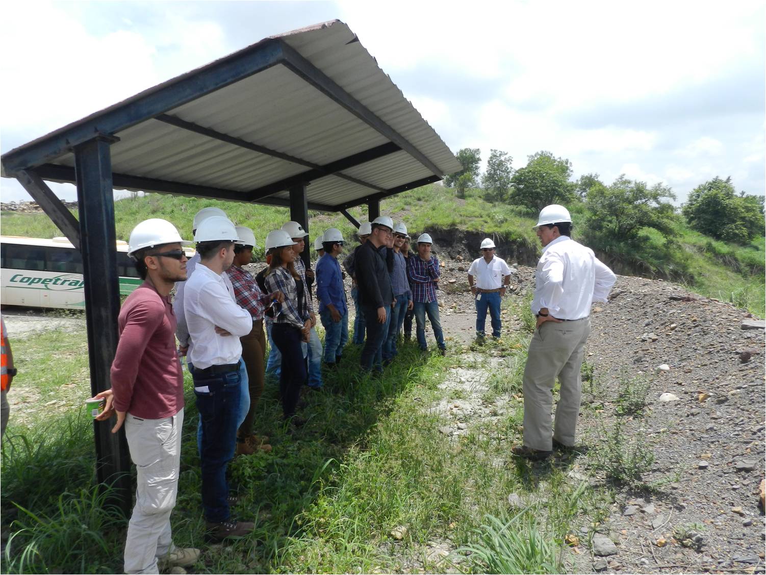 *Estudiantes de la Universidad Nacional recibiendo información sobre el embalse El Paujil.