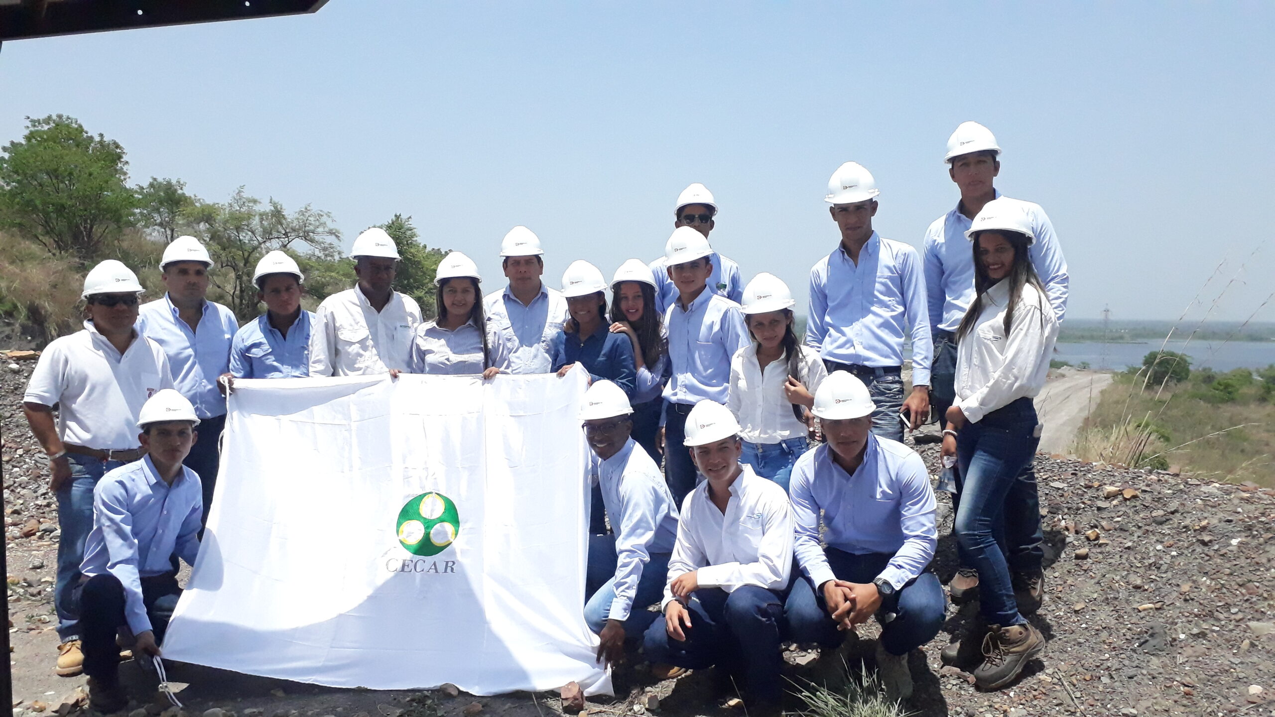 *Estudiantes de Ingeniería Industrial de la Corporación Universitaria del Caribe CECAR en el embalse El Paujil con Leonardo Armenta del Departamento de Relaciones con la Comunidad de Drummond Ltd.